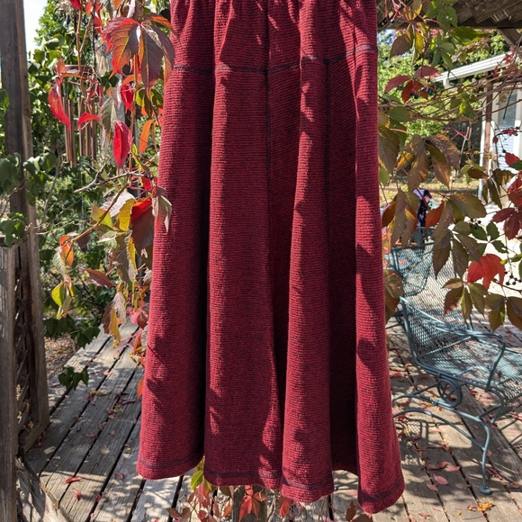Deep Maroon ribbed fabric wide bell panel skirt - Picture 4 of 10